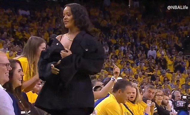 Εξαλλοι οι φαν της Ριάνα με τον αντιπρόεδρο της Apple Music- Της φώναξε να κάτσει κάτω σε αγώνα NBA [εικόνα] | iefimerida.gr 2