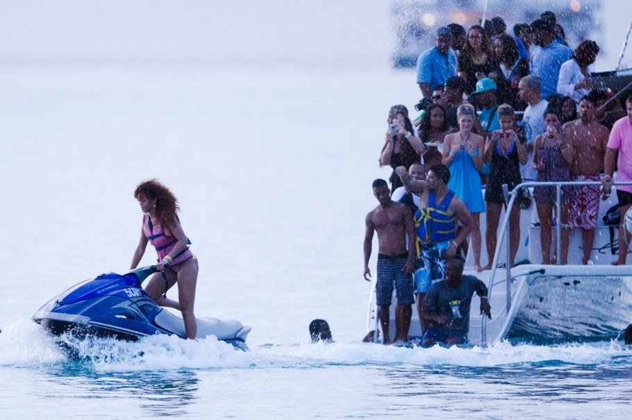 Διάσημοι στο κατάστρωμα -Πώς «σκοτώνουν» το χρόνο τους οι σταρ στις βόλτες με υπερπολυτελείς θαλαμηγούς [εικόνες] | iefimerida.gr 10