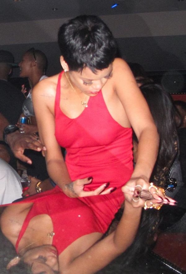 Η Ριάνα μεθυσμένη όσο δεν πάει παραπατάει και κάνει εμετό σε κλαμπ [εικόνες] | iefimerida.gr 0