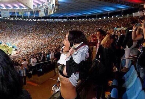 Το στριπτίζ της Ριάνα στις κερκίδες του Μαρακανά για το γκολ της Γερμανίας  [εικόνες] | iefimerida.gr 0