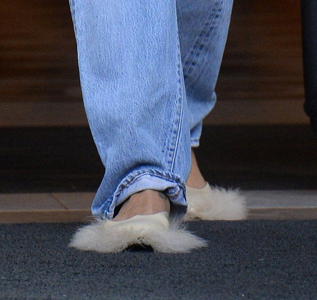 Η Ριάνα φόρεσε τα πιο κακόγουστα παπούτσια όλων των εποχών [εικόνες] | iefimerida.gr 3