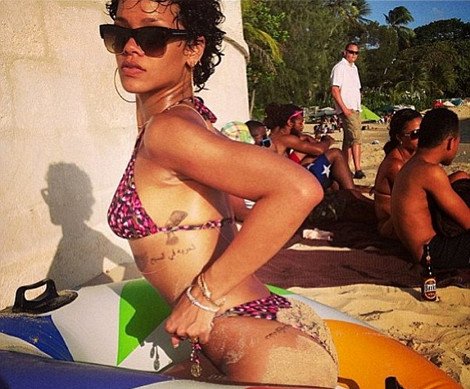 Η Ριάνα συνεχίζει να προκαλεί - Πόσταρε στο Twitter τα... λασπωμένα της οπίσθια[εικόνες] | iefimerida.gr 0