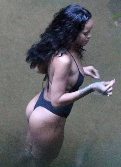 Εξωφρενικά σέξι η Ριάνα -Το μπάνιο στον καταρράκτη με το στρινγκ μαγιό [εικόνες] | iefimerida.gr 0