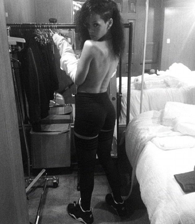 Η Ριάνα μας βάζει στο σπίτι της και μας δείχνει τον φίλο της ξαπλωμένο στο κρεβάτι της [εικόνες] | iefimerida.gr 1