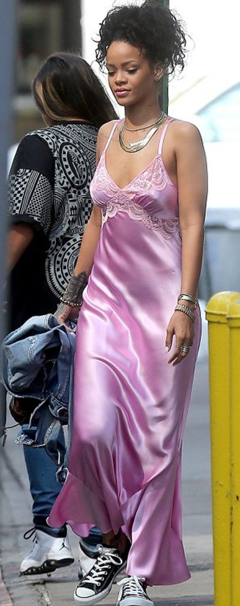 Η Ριάνα έκανε πάλι την έκπληξη -Βγήκε φορώντας μόνο το... νυχτικό της [εικόνες] | iefimerida.gr 1