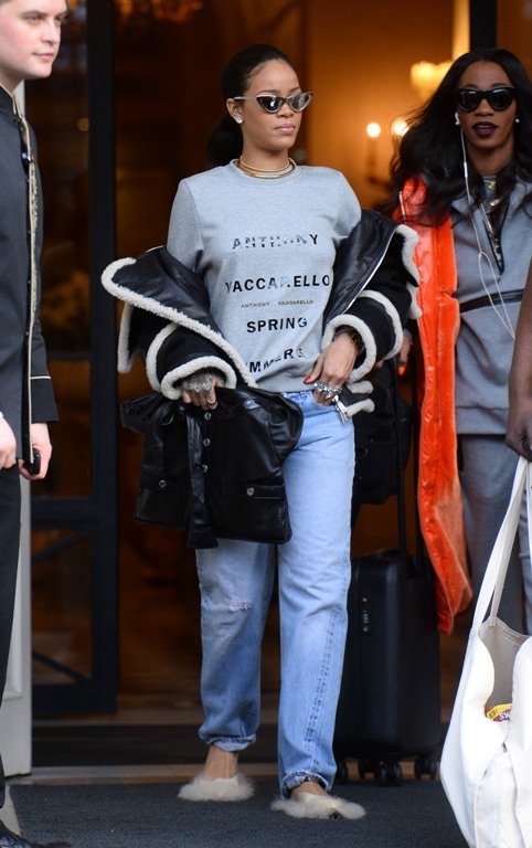 Η Ριάνα φόρεσε τα πιο κακόγουστα παπούτσια όλων των εποχών [εικόνες] | iefimerida.gr 0