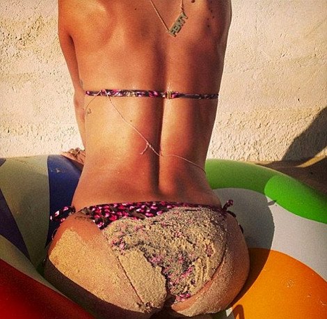 Η Ριάνα συνεχίζει να προκαλεί - Πόσταρε στο Twitter τα... λασπωμένα της οπίσθια[εικόνες] | iefimerida.gr 1