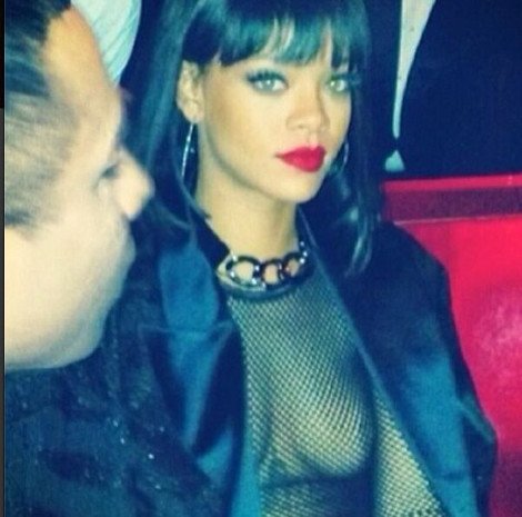 H Ριάνα το τερμάτισε -Πήγε σε πάρτι γυμνόστηθη [εικόνες] | iefimerida.gr 1