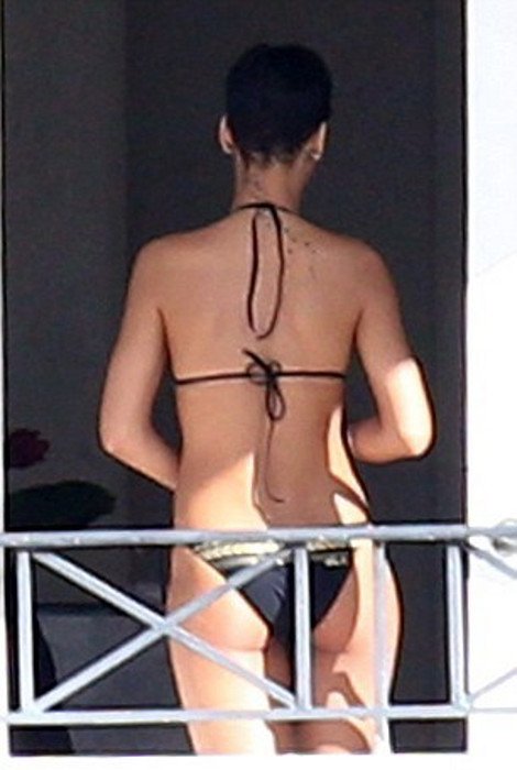 Η Ριάνα με το μαγιό της στα Μπαρμπέιντος πίνει μπύρες για να ξεπεράσει το χωρισμό της [εικόνες] | iefimerida.gr 1