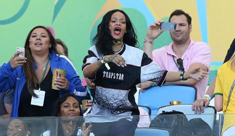 Το στριπτίζ της Ριάνα στις κερκίδες του Μαρακανά για το γκολ της Γερμανίας  [εικόνες] | iefimerida.gr 2