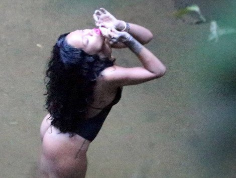 Εξωφρενικά σέξι η Ριάνα -Το μπάνιο στον καταρράκτη με το στρινγκ μαγιό [εικόνες] | iefimerida.gr 2