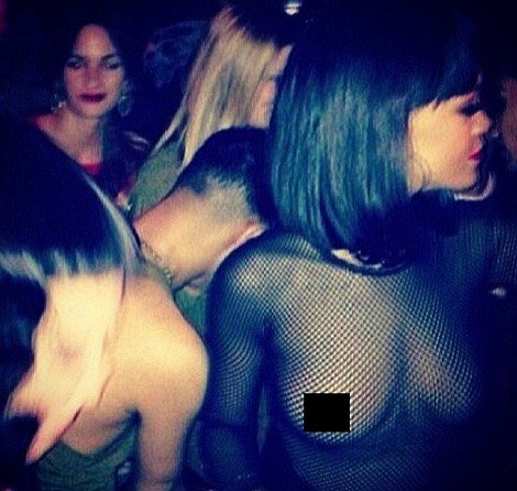 H Ριάνα το τερμάτισε -Πήγε σε πάρτι γυμνόστηθη [εικόνες] | iefimerida.gr 2