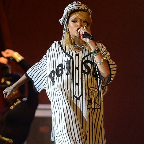 Η Ριάνα αποφάσισε να ντυθεί και μεταμορφώθηκε σε... τσουβάλι [εικόνα] | iefimerida.gr 0