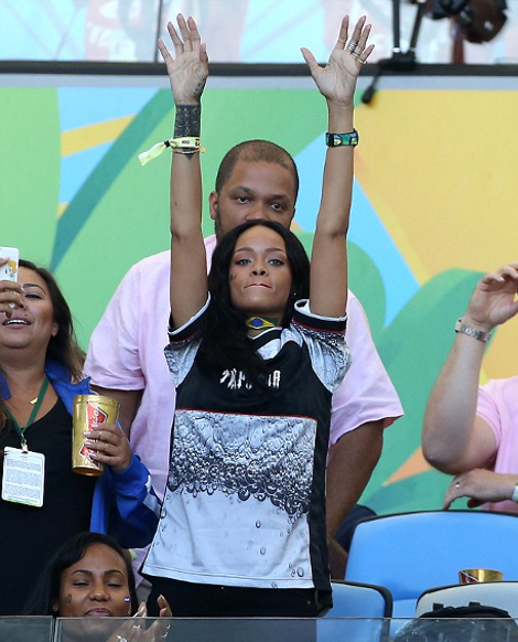 Το στριπτίζ της Ριάνα στις κερκίδες του Μαρακανά για το γκολ της Γερμανίας  [εικόνες] | iefimerida.gr 3