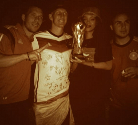 Το στριπτίζ της Ριάνα στις κερκίδες του Μαρακανά για το γκολ της Γερμανίας  [εικόνες] | iefimerida.gr 5