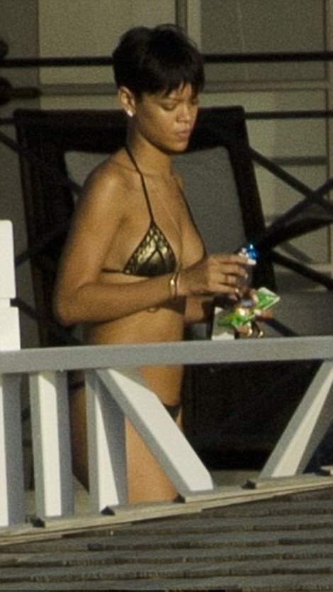 Η Ριάνα με το μαγιό της στα Μπαρμπέιντος πίνει μπύρες για να ξεπεράσει το χωρισμό της [εικόνες] | iefimerida.gr 3