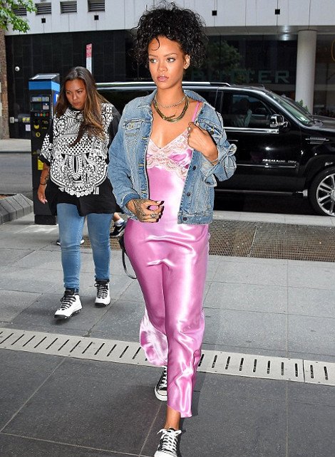 Η Ριάνα έκανε πάλι την έκπληξη -Βγήκε φορώντας μόνο το... νυχτικό της [εικόνες] | iefimerida.gr 6