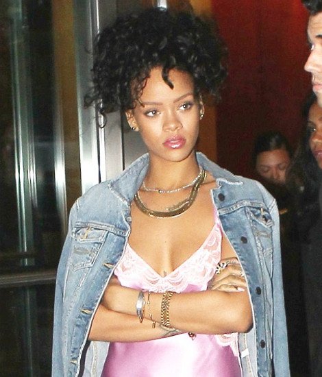 Η Ριάνα έκανε πάλι την έκπληξη -Βγήκε φορώντας μόνο το... νυχτικό της [εικόνες] | iefimerida.gr 7