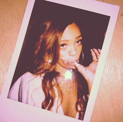 Οταν η Ριάνα πασαλείφθηκε με τούρτα και της χούφτωσαν τα οπίσθια [εικόνες] | iefimerida.gr 3