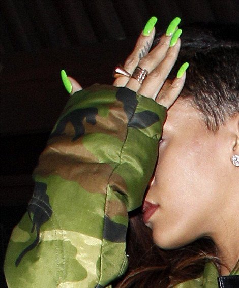 Η Ριάνα προκαλεί ξανά - Εμφανίστηκε τυλιγμένη με φύλλα μαριχουάνας... [εικόνες] | iefimerida.gr 2