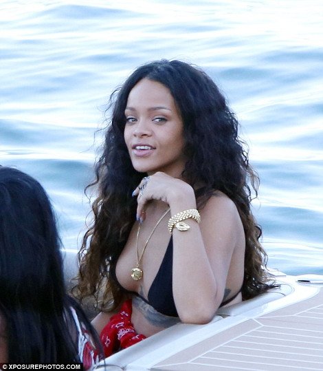 Σε υπερπολυτελές σκάφος Ελβετού επιχειρηματία συνεχίζει τις διακοπές της η Ριάνα [εικόνες] | iefimerida.gr 9