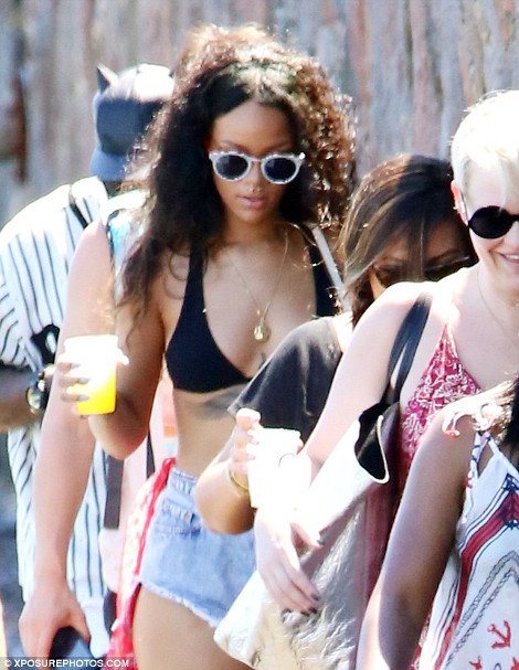 Σε υπερπολυτελές σκάφος Ελβετού επιχειρηματία συνεχίζει τις διακοπές της η Ριάνα [εικόνες] | iefimerida.gr 10