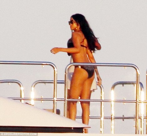 Σε υπερπολυτελές σκάφος Ελβετού επιχειρηματία συνεχίζει τις διακοπές της η Ριάνα [εικόνες] | iefimerida.gr 3