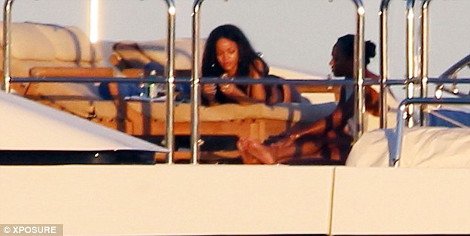 Σε υπερπολυτελές σκάφος Ελβετού επιχειρηματία συνεχίζει τις διακοπές της η Ριάνα [εικόνες] | iefimerida.gr 4