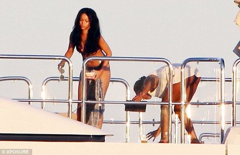 Σε υπερπολυτελές σκάφος Ελβετού επιχειρηματία συνεχίζει τις διακοπές της η Ριάνα [εικόνες] | iefimerida.gr 5