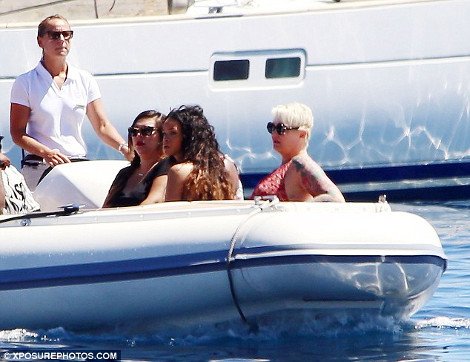 Σε υπερπολυτελές σκάφος Ελβετού επιχειρηματία συνεχίζει τις διακοπές της η Ριάνα [εικόνες] | iefimerida.gr 7