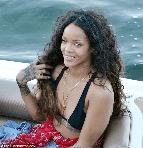 Σε υπερπολυτελές σκάφος Ελβετού επιχειρηματία συνεχίζει τις διακοπές της η Ριάνα [εικόνες] | iefimerida.gr 8