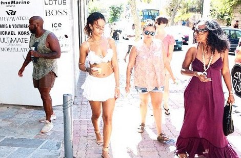 Ριάνα: Νέες σέξι πόζες στο κότερο με μικροσκοπικό χρυσό μπικίνι [εικόνες] | iefimerida.gr 12