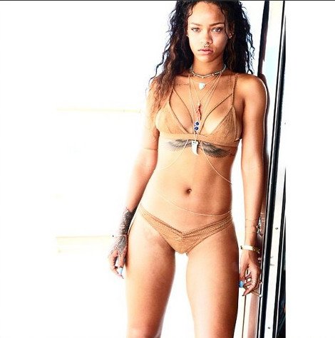 Ριάνα: Νέες σέξι πόζες στο κότερο με μικροσκοπικό χρυσό μπικίνι [εικόνες] | iefimerida.gr 4