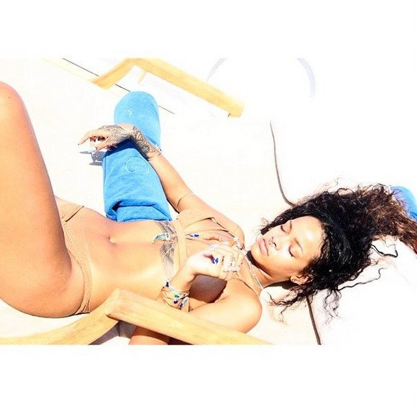 Ριάνα: Νέες σέξι πόζες στο κότερο με μικροσκοπικό χρυσό μπικίνι [εικόνες] | iefimerida.gr 7