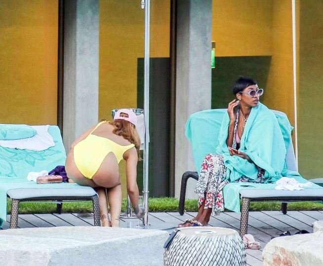 Ριάνα, η δασκάλα της πρόκλησης: Αντιλήφθηκε τους παπαράτσι και έκανε το μαγιό της στρινγκ [εικόνες] | iefimerida.gr 0