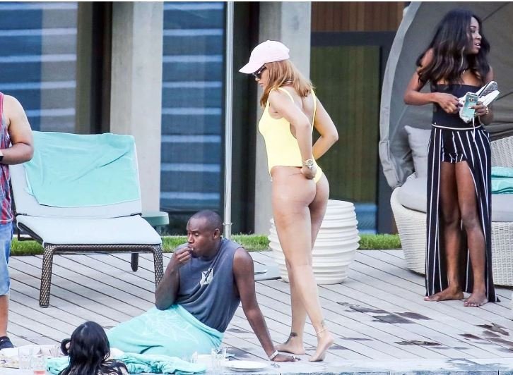 Ριάνα, η δασκάλα της πρόκλησης: Αντιλήφθηκε τους παπαράτσι και έκανε το μαγιό της στρινγκ [εικόνες] | iefimerida.gr 2