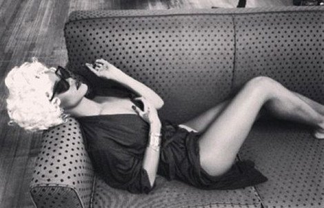 H Ριάνα ποζάρει στο φακό αλά Μέριλιν Μονρόε και προκαλεί εγκεφαλικά [εικόνες] | iefimerida.gr 1