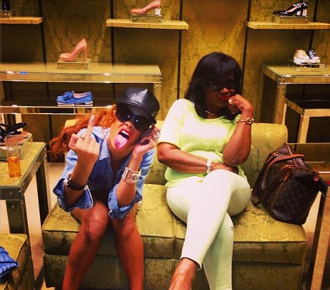 Η Ριάνα προκαλεί ξανά - Υψώνει το μεσαίο της δάχτυλο στο φωτογραφικό φακό [εικόνες] | iefimerida.gr 1