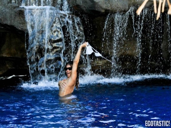 H Ριάνα ποστάρει γυμνόστηθη φωτογραφία της από διακοπές στην Χαβάη [εικόνες] | iefimerida.gr 0