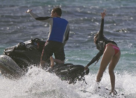 Η Ριάνα προσπαθεί να κάνει θαλάσσιο σκι και αναστατώνει τη Χαβάη [εικόνες] | iefimerida.gr 0