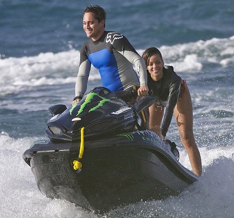 Η Ριάνα προσπαθεί να κάνει θαλάσσιο σκι και αναστατώνει τη Χαβάη [εικόνες] | iefimerida.gr 1