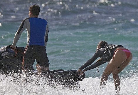 Η Ριάνα προσπαθεί να κάνει θαλάσσιο σκι και αναστατώνει τη Χαβάη [εικόνες] | iefimerida.gr 2