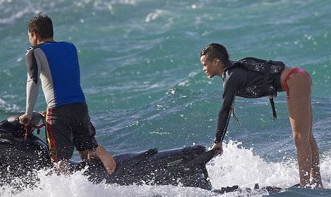 Η Ριάνα προσπαθεί να κάνει θαλάσσιο σκι και αναστατώνει τη Χαβάη [εικόνες] | iefimerida.gr 3