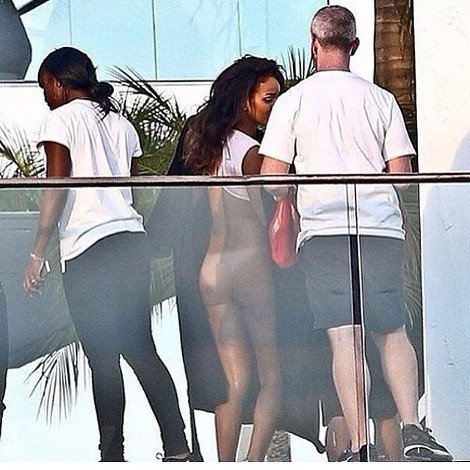Ξεπέρασε κάθε όριο η Rihanna: Ποζάρει χωρίς εσώρουχο για γαλλικό περιοδικό [εικόνες] | iefimerida.gr 1