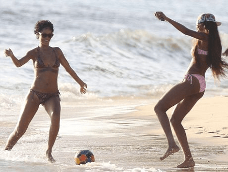 H Ριάνα βάζει γκολ με το μπικίνι της στην παραλία [εικόνες&βίντεο] | iefimerida.gr 1