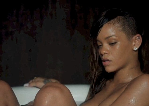 Τσίτσιδη και δακρυσμένη στην μπανιέρα η Ριάνα [εικόνες+βίντεο]  | iefimerida.gr 0