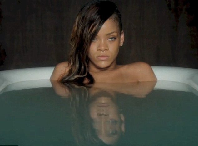 Τσίτσιδη και δακρυσμένη στην μπανιέρα η Ριάνα [εικόνες+βίντεο]  | iefimerida.gr 1