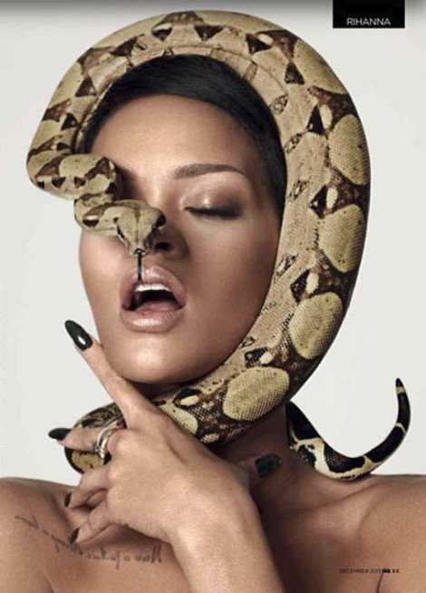 Την έζωσαν τα φίδια τη... μονίμως γυμνή Ριάνα [εικόνες] | iefimerida.gr 2