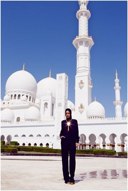 Εδιωξαν τη Rihanna από τζαμί όπου έκανε φωτογράφιση [εικόνες] | iefimerida.gr 3