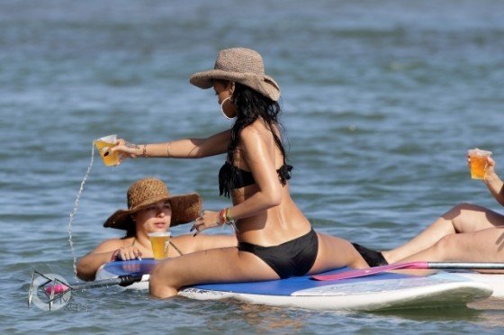 H Ριάνα μεθυσμένη με μικροσκοπικό μαύρο μπικίνι στην Χαβάη [εικόνες]  | iefimerida.gr 7